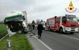 Tragedia sulla Cavarzerana: frontale auto-tir, muore un 47enne