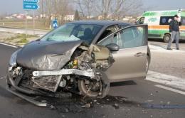 Schianto tra due vetture: autisti salvi per miracolo