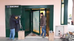 I ladri fanno esplodere il bancomat