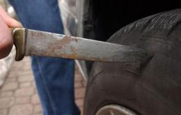Vandali in azione, tagliate le gomme alle auto
