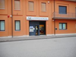 Chiude la banca, appello del sindaco