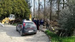 Profughi, discarica abusiva nel giardino del Centro di accoglienza