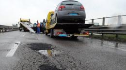 Transpolesana, vergogna senza fine: altre buche e altre auto danneggiate