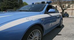 Commerciante segue e blocca un baby ladro