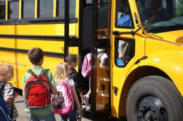L'autista dello scuolabus bestemmia e insulta i bambini: ora rischia il posto