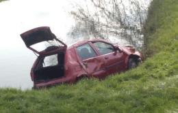 Con l’auto nel canale: è vivo per miracolo