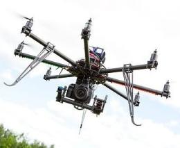 Un drone sorvola le case: "I ladri ci spiano"