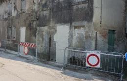 Bottrighe, una casa perde un pezzo di cornicione