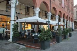 Sedie e tavolini dei bar sul liston