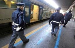 Nei treni per derubare i passeggeri: presi