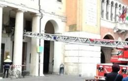 Pallonata contro al lampione: portici transennati