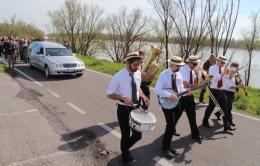 Funerali a ritmo di mambo<br/>per salutare Rick Battaglia