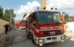 Auto in fiamme in centro<br/>intervengono i vigili del fuoco