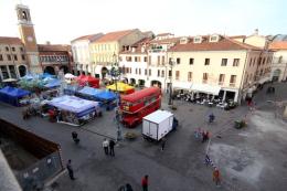 Un cantiere in mezzo agli stand<br/> quando si dice il tempismo...