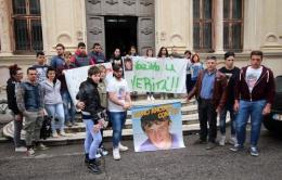 "Raoul non si è ucciso. Chi ha visto tutto parli"