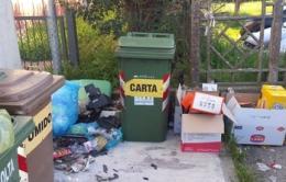 Cartoni, sacchetti e rifiuti <br/> dietro al Centro visitatori
