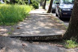 Percorso ad ostacoli in viale Gramsci <br/> tra buche, dislivelli ed erba alta