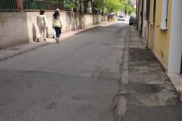 Via Corridoni, un pericolo per i pedoni <br/> strada stretta e marciapiedi ko