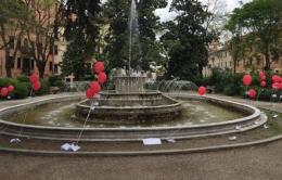 Palloncini rossi in piazza Merlin <br/> per ricordare le vittime del mare