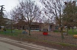 Cede il vetro della finestra in aula <br/> insegnante lo blocca appena in tempo 