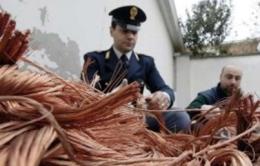 Rubati i cavi dei lampioni, vari quartieri al buio