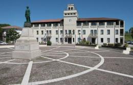 Centro polifunzionale<br/>volano le accuse