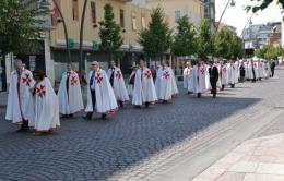 I cavalieri templari<br/>a spada tratta contro la povertà