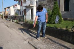 84enne cade sul marciapiede rovinato<br/> e chiede i danni. Il sindaco: "Distratta" 