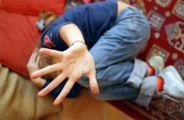 Fanno sesso e costringono <br/> il figlio di 10 anni a guardare