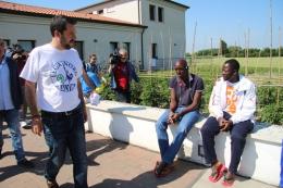 Salvini, blitz tra i profughi<br/>"No all'Africa in Polesine"