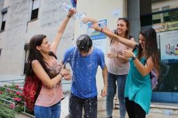 Ultimo giorno di scuola <br/> a suon di gavettoni
