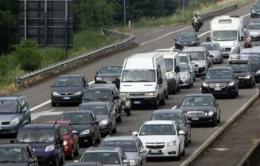 Camion perde carico di frutta <br/> traffico in tilt nell'A13