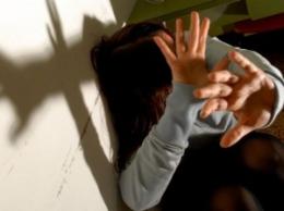 Aggrediti da immigrati, lui accoltellato, le violentata