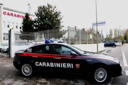 Cercano di entrare in Comune a calci
