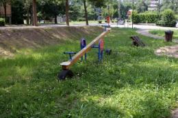 Erba alta, cespugli e graffiti <br/> giardino trascurato in viale Gramsci
