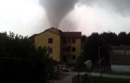 Tromba d'aria sulla Riviera del Brenta <br/> case scoperchiate e una vittima