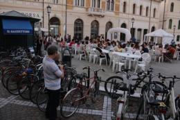 Il comandante in mezzo alla movida<br/> scatta foto a caccia di irregolarità 
