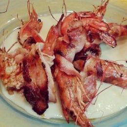 Gamberoni avvolti nella pancetta con cremina di porri e patate