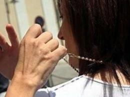 Donna si avvicina con una scusa <br/> e sfila una collanina da mille euro