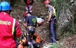 Esce di strada, volo di venti metri <br/> per un centauro con la moto da cross