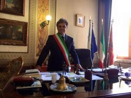 Il sindaco solo in trincea
