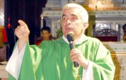 Firme anti-gay <br/> è bufera sul prete