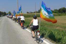 Pacifisti in sella alla bici <br/> con i Beati costruttori di pace