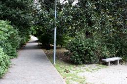 La fa in pieno giorno ai giardini: denunciato