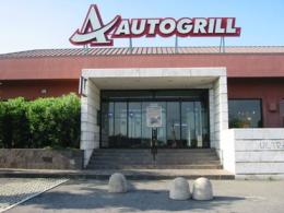 Famiglia in viaggio per le vacanze<br/> dimentica la figlia di 8 anni all'autogrill