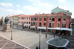 Vino e sommelier sotto le stelle <br/> nella cornice di piazza Garibaldi