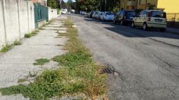 Via Volta, marciapiedi colabrodo <br/> viale Gramsci, condominio "difficile"