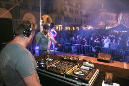 La solidarietà riempie la piazza <br/>musica e beneficenza sul listòn
