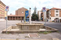 Una fontana abbandonata a se stessa <br/> piazza Fratelli Cervi da rivedere