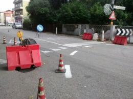 Voragine all'inizio di via Cappuccini <br/> disagi al traffico di auto e camion